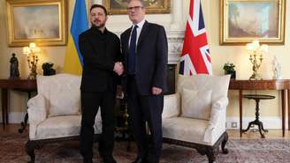 O presidente da Ucrânia, Volodymyr Zelensky (à esquerda) e o primeiro-ministro do Reino Unido, Keir Starmer. Em Londres, em 17 de março de 2026.