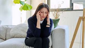 Cansaço mental no fim do dia pode estar ligado ao excesso de estímulos e decisões; entenda por que o cérebro fica sobrecarregado