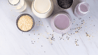 O leite de gergelim, popular entre intolerantes à lactose e veganos, possui propriedades capazes de fortalecer o sistema imunológico