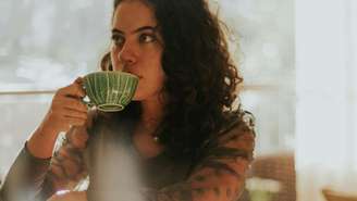 Pesquisa com 10 mil mulheres revela o impacto do café e do chá na densidade óssea. Especialista do Einstein explica os riscos do excesso