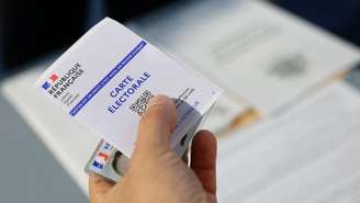 População da França se prepara para o segundo turno das eleições municipais, no próximo domingo, 22 de março. Na foto, um título de eleitor francês.