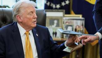 O presidente dos EUA, Donald Trump, recebe uma réplica de um bombardeiro B-2 em homenagem à "Operação Martelo da Meia-Noite" durante um evento na segunda-feira