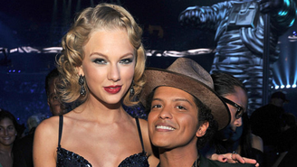 Taylor Swift e Bruno Mars durante premiação na MTV