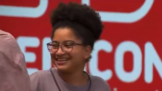 Milena leva bronca durante ação de patrocinador