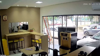 Carro liga sozinho e destrói sorvete em Rondonópolis 