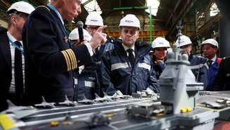 O presidente francês, Emmanuel Macron, observa uma maquete do porta-aviões em visita ao estaleiro Naval Group de Nantes-Indret, onde foi dado início à construção da segunda embarcação francesa deste tipo, em 18 de março de 2026.