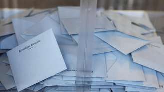 Votos em uma urna de Marselha em 15 de março de 2026. (Foto de ilustração)