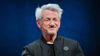 Sean Penn recebe estatueta do Oscar feita com metal de trem atingido na guerra da Ucrânia (Dominique Charriau/WireImage)