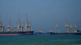 Petroleiros no terminal de contêineres Khor Fakkan, nos Emirados Árabes Unidos, ao longo do Estreito de Ormuz, em 23 de junho de 2025.