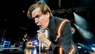 Howlin' Pelle Almqvist durante show do The Hives em 2025