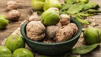 trata-se de uma árvore robusta, de crescimento lento, que produz madeira de alto valor e frutos com casca dura – depositphotos.com / fuzullhanum