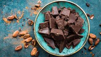 Entenda o projeto de lei que altera a nomenclatura do chocolate amargo e meio amargo no Brasil. Veja as novas regras e o que muda no mercado