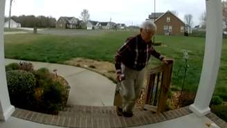 Vídeo emocionante mobiliza milhares de pessoas e garante cerca de US$ 1 milhão para idoso entregador se aposentar