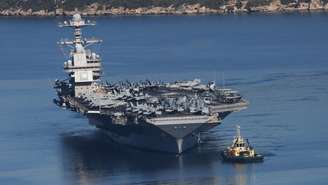 O USS Gerald R. Ford, o maior porta-aviões do mundo, parte da Base Naval de Souda, na ilha de Creta, Grécia, na quinta-feira, 26 de fevereiro de 2026.