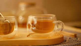 O consumo de chá pode proteger seus ossos? Confira o que diz a ciência sobre o impacto do café e do chá na densidade óssea de mulheres