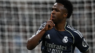 Vini Jr comemora gol do Real Madrid sobre o Manchester City, na Champions League.