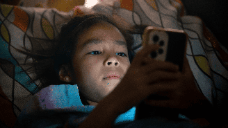 Guias publicados recentemente no Brasil e nos Estados Unidos ampliam debate sobre tempo de telas e destacam regulação digital