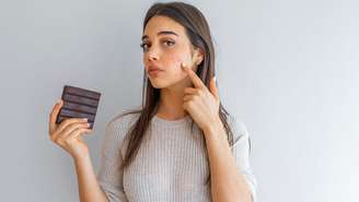 Veja o que é mito e o que é verdade na história de que chocolate causa espinhas