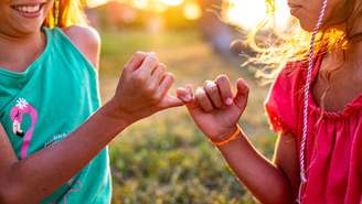 Descubra como ensinar crianças a lidar com brigas de forma saudável e transformar conflitos em aprendizado emocional e social