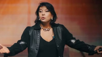Roberta Miranda se revolta no palco após ser ofendida e xinga fã