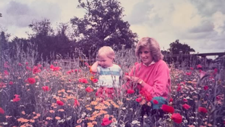 Príncipe William ao lado da mãe em um campo de flores