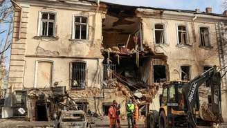 Operários limpam a área de um prédio de apartamentos atingido por um ataque de drone russo, em meio ao ataque da Rússia à Ucrânia, em Odessa, Ucrânia, 19 de março de 2026.