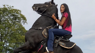 Ana Castela cria cavalos em sua fazenda.