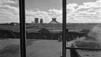 Uma foto de Peter Scheier da vista da Catedral Metropolitana de Brasília em construção em 1960, parte do acervo da exposição Brasília: Da utopia à capital.