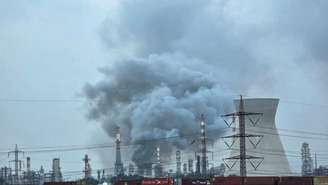 Fumaça sobe de uma refinaria de petróleo danificada durante um ataque iraniano, em meio ao conflito em curso entre os Estados Unidos e Israel contra o Irã, em Haifa, Israel, em 19 de março de 2026.