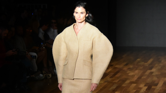 Carol Ribeiro desfila para Normando no SPFW 