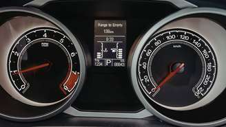 Entenda por que a luz do óleo acende mesmo com o nível correto e saiba quais são os riscos de ignorar esse alerta crítico no painel do seu carro