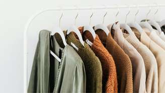 Veja dicas práticas para prevenir mofo no armário no outono e manter suas roupas limpas, cheirosas e bem conservadas por mais tempo