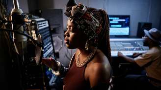 Mulher no estúdio de gravação