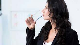 Uma das estratégias mais consistentes na literatura é redistribuir a ingestão de líquidos ao longo do dia, evitando que a maior parte seja consumida nas últimas horas antes de dormir – depositphotos.com / AndrewLozovyi