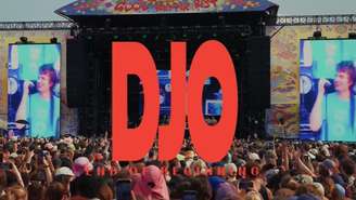 Joe Keery, o Steve de Stranger Things, se apresenta como Djo no Lollapalooza 2026. Entenda como ele alcançou 2 bilhões de streams