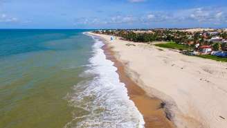 Conheça Cumbuco: kitesurf, praias, dunas e lagoas surreais a menos de 30 km de Fortaleza.