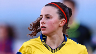 Atacante Claudia Morelli, do Parma B, desperdiça pênalti de propósito após erro da arbitragem. 