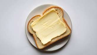 Pão com manteiga pode fazer parte da dieta? Veja como equilibrar carboidratos, energia e prazer no café da manhã sem prejudicar a saúde