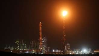 Chamas de gás excedente iluminam a refinaria de Haifa, no norte de Israel, na noite desta quinta-feira (19), em meio ao aumento das tensões na região.