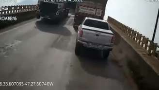 Imagens mostram o momento em que veículos são arremessados após ponte ceder 