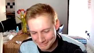 Dev lança jogo após 4 anos e chora de emoção ao ganhar US$ 250 mil em uma semana