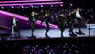 A boy band de K-pop BTS se apresenta no palco durante um show de retorno na Praça Gwanghwamun em 21 de março de 2026 em Seul, Coreia do Sul.