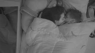 Jordana e Jonas Sulzbach se beijam e movimentam edredom —