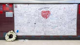 Memorial na estação de metrô Maelbeek em homenagem às vítimas dos atentados de Bruxelas, que completam 10 anos.