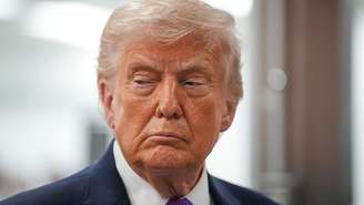 Close-up do rosto de Donald Trump, olhando para o lado.