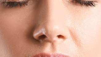 O que significa tocar no nariz durante uma conversa?