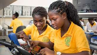 Duas jovens aprendendo engenharia elétrica