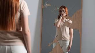 Quebrar espelho dá azar? Descubra a origem da superstição, o significado espiritual e o que fazer quando isso acontece