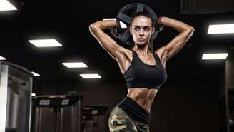 Erros comuns no treino e na alimentação podem dificultar a definição dos braços