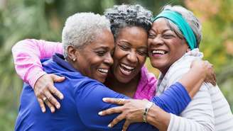 Descubra o que realmente torna uma pessoa magnética, segundo a psicologia, e como desenvolver uma presença autêntica